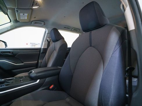 Used 2023 Toyota Highlander LE FWD image 4
