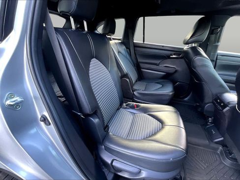 Used 2024 Toyota Highlander XSE FWD image 21