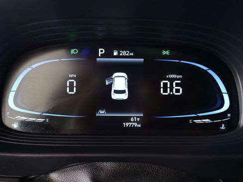 Used 2025 Hyundai Venue SEL FWD image 4