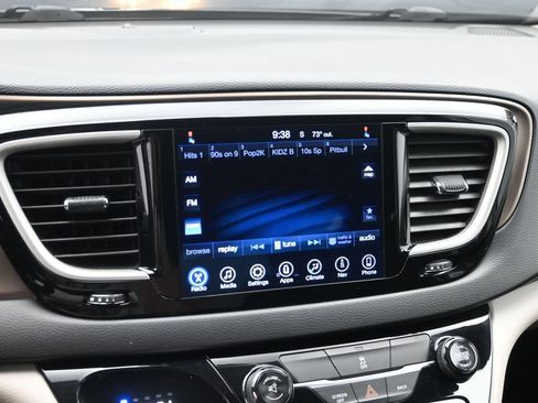 Used 2017 Chrysler Pacifica Touring FWD image 25