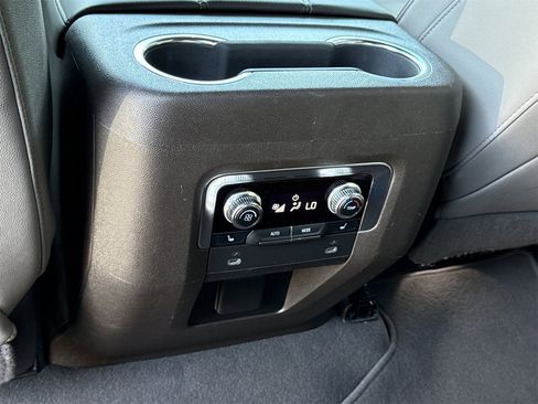 Used 2022 GMC Yukon SLT w/ SLT Premium Package image 13