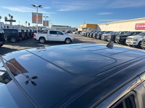 Used 2024 Nissan Frontier SL image 14