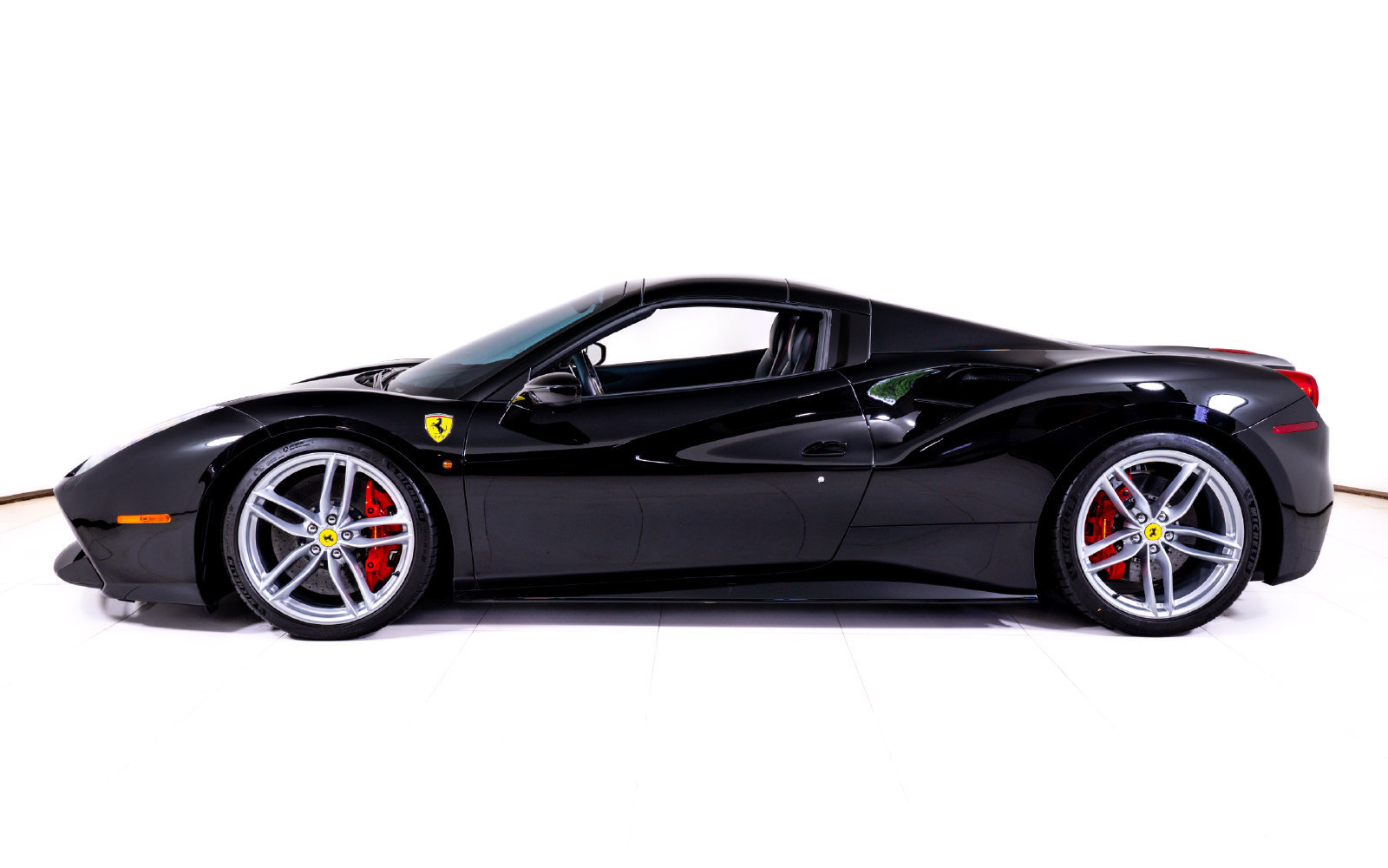 Used 2018 Ferrari 488 Spider RWD image 3
