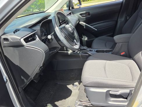 Used 2025 Toyota Corolla Cross LE FWD image 3
