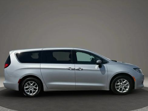 Used 2022 Chrysler Voyager LX FWD image 7