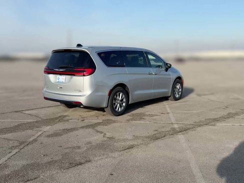 New 2026 Chrysler Pacifica Limited image 12