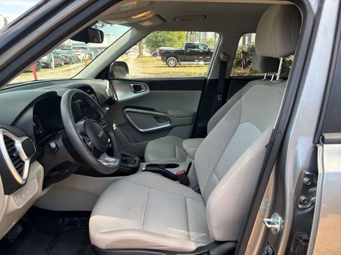 Used 2025 Kia Soul LX w/ LX Technology Package FWD image 25