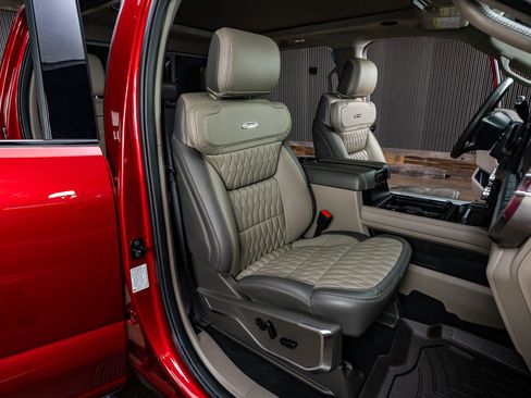 Used 2025 Ford F250 Platinum w/ Platinum Plus Package image 32