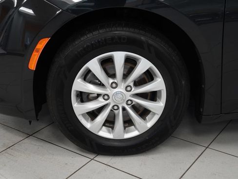 Used 2019 Chrysler Pacifica Touring-L FWD image 16