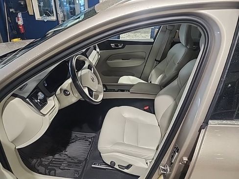 Used 2023 Volvo XC60 B5 Plus w/ Climate Package AWD/4WD image 6