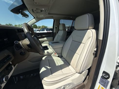 Used 2022 GMC Yukon Denali w/ Denali Premium Package AWD/4WD image 11