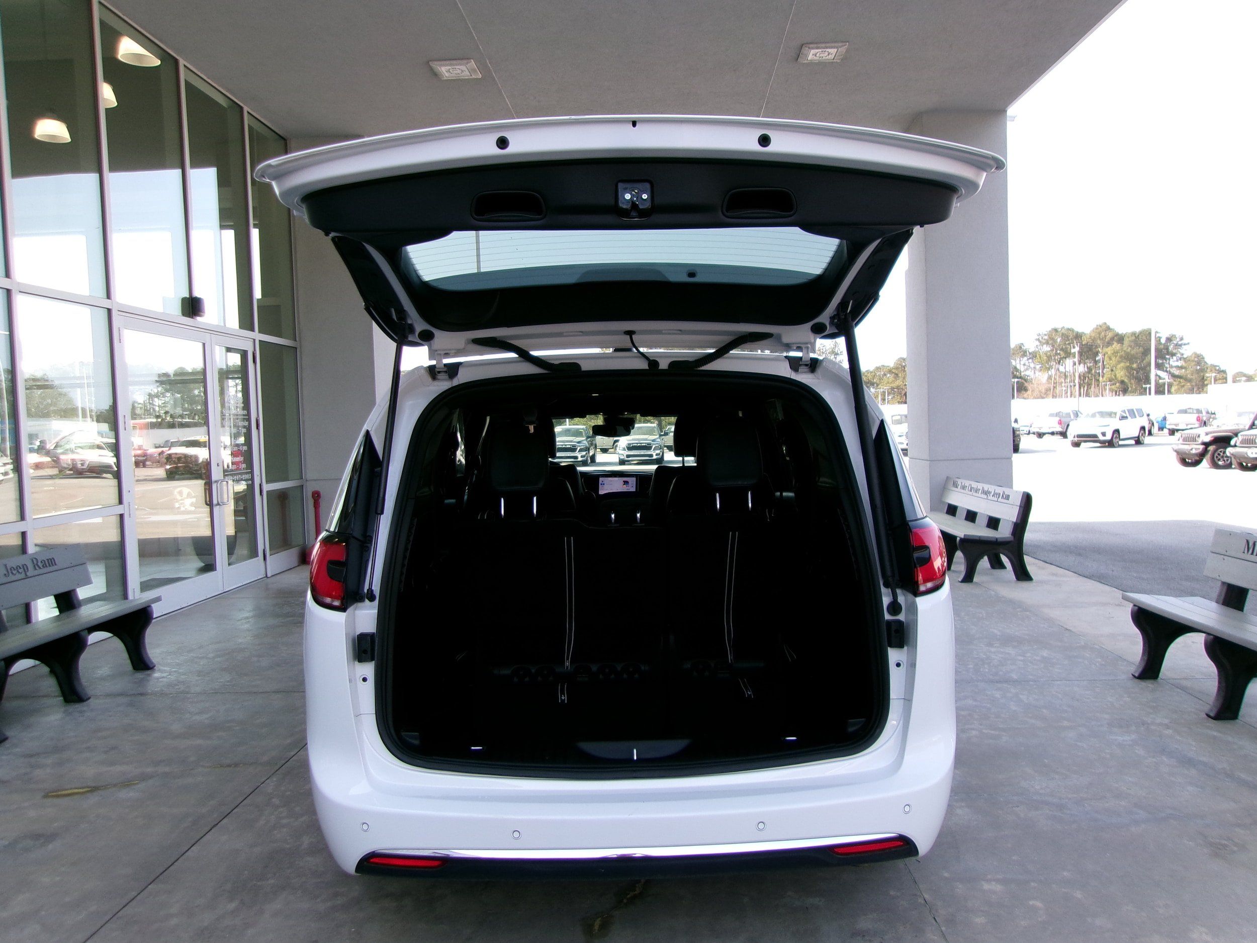 Used 2025 Chrysler Pacifica Select FWD image 21