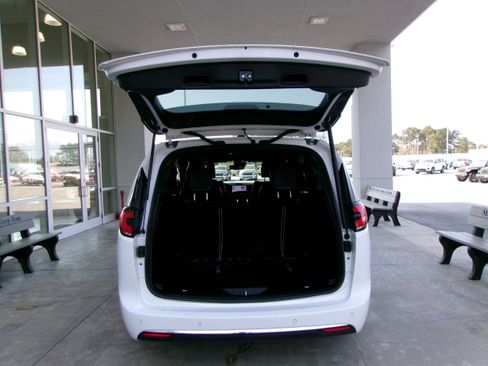 Used 2025 Chrysler Pacifica Select FWD image 21