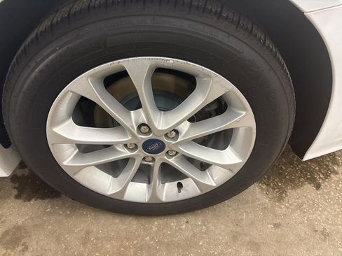 Used 2019 Ford Fusion SE image 3