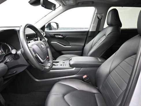 Certified 2024 Toyota Highlander XLE image 31