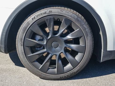 Used 2024 Tesla Model Y Long Range AWD/4WD image 11