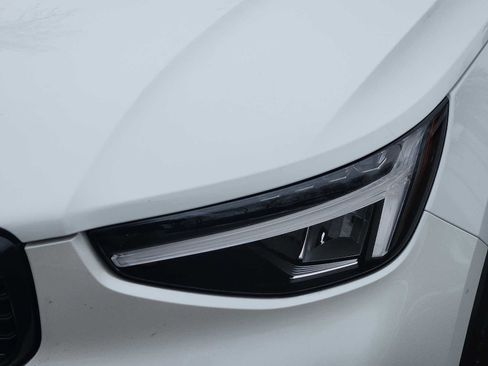 Used 2025 Volvo XC40 B5 Plus image 9