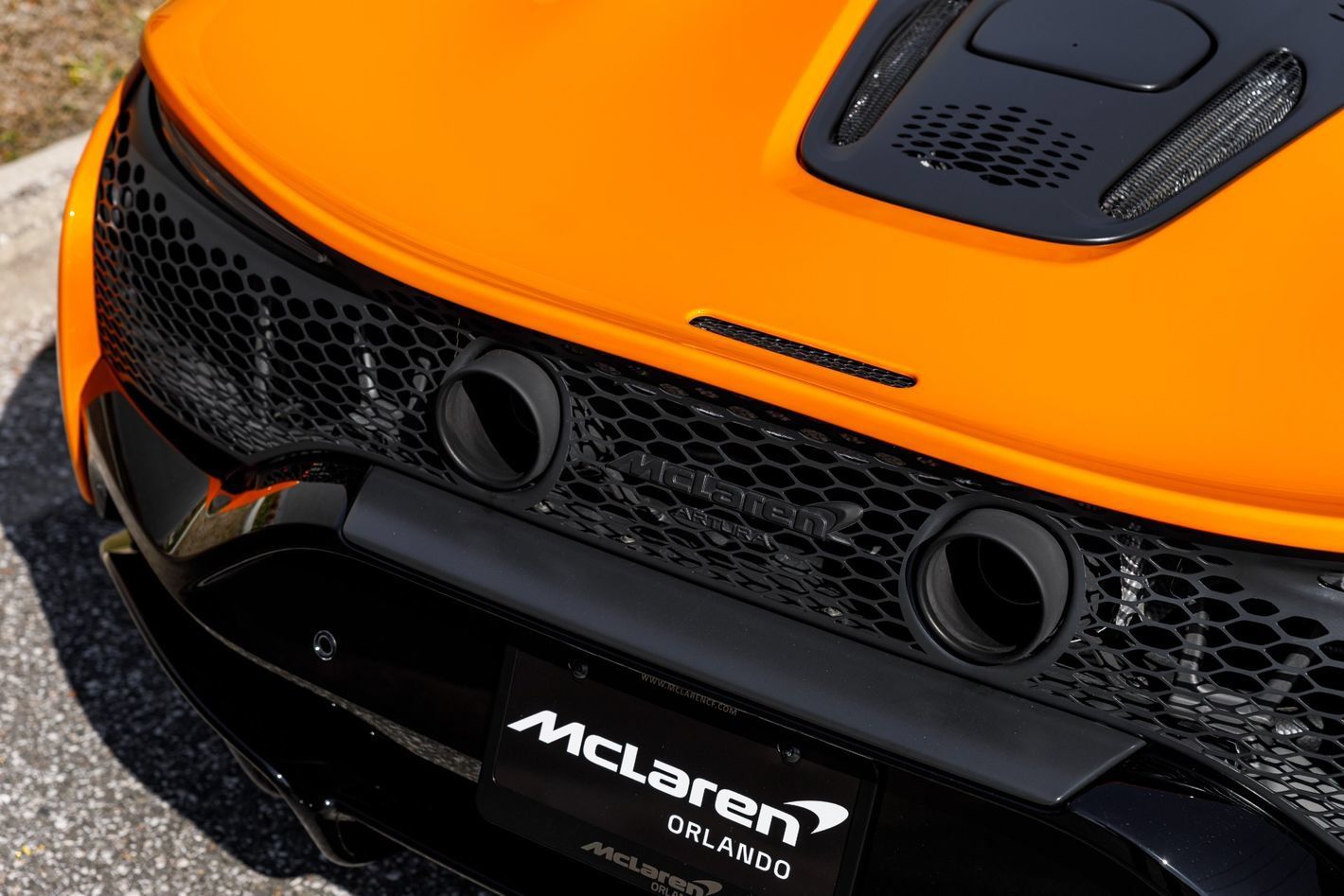 Used 2025 McLaren Artura RWD image 2