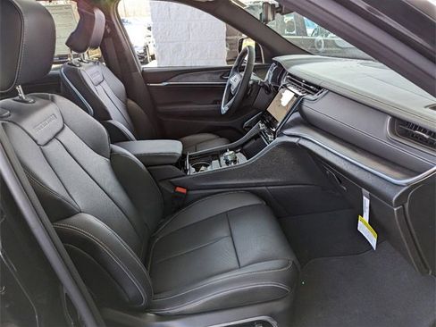 Used 2022 Jeep Grand Cherokee Overland w/ Luxury Tech Group IV image 25