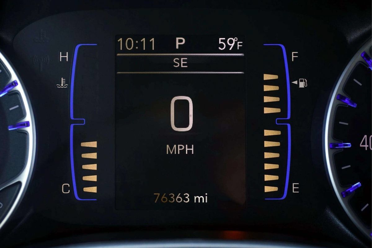 Used 2023 Chrysler Voyager LX FWD image 26