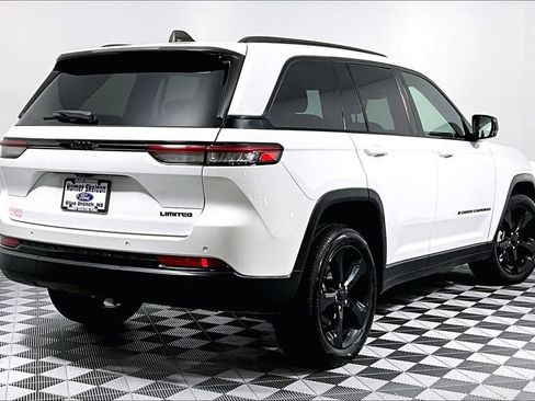 Used 2024 Jeep Grand Cherokee Limited w/ Black Appearance Package RWD image 12