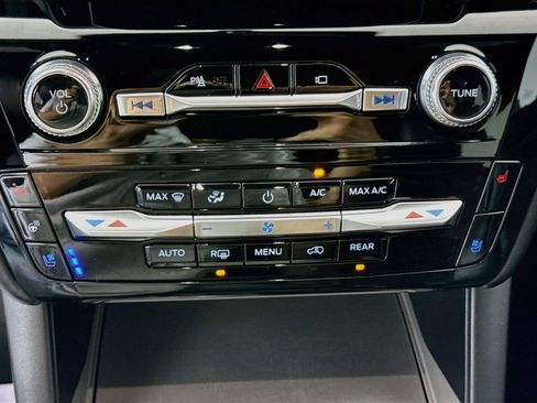 Used 2023 Ford Explorer Platinum w/ Technology Package AWD/4WD image 18