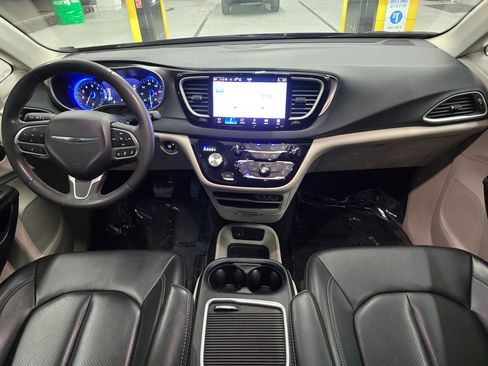 Certified 2023 Chrysler Pacifica Touring-L FWD image 34