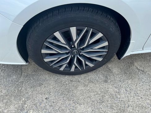 Used 2023 Nissan Altima 2.5 SV FWD image 9