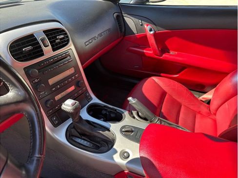 Used 2005 Chevrolet Corvette Coupe w/ Preferred Equipment Group RWD image 16