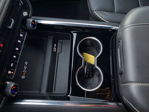 Used 2025 Chevrolet Suburban Premier RWD image 28