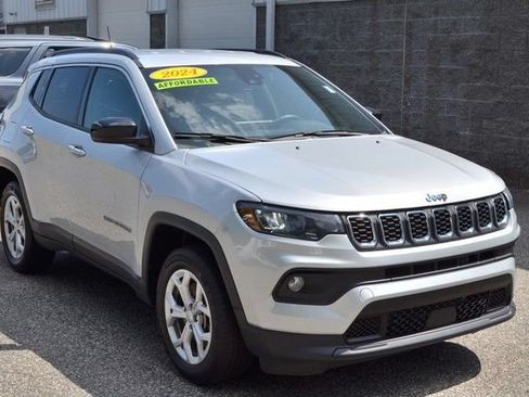 Used 2024 Jeep Compass Latitude AWD/4WD image 2
