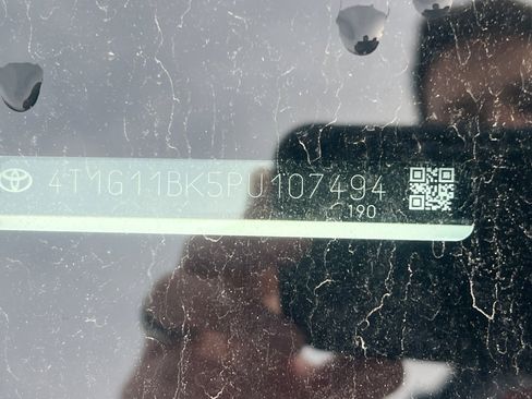 Used 2023 Toyota Camry SE image 3