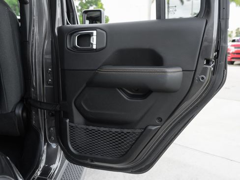 Used 2025 Jeep Wrangler Unlimited Sahara AWD/4WD image 36