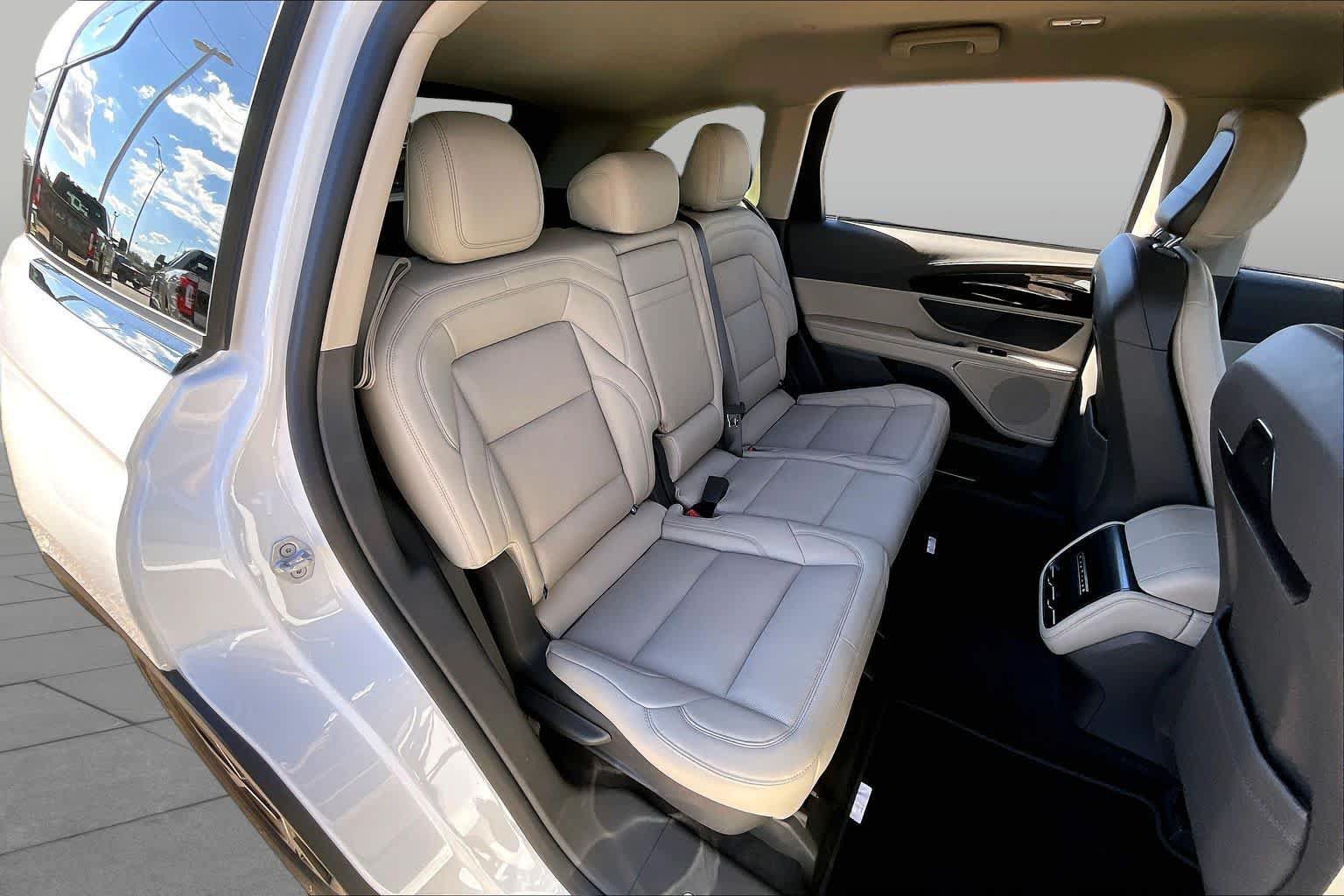 Used 2025 Lincoln Nautilus Premier AWD/4WD image 19