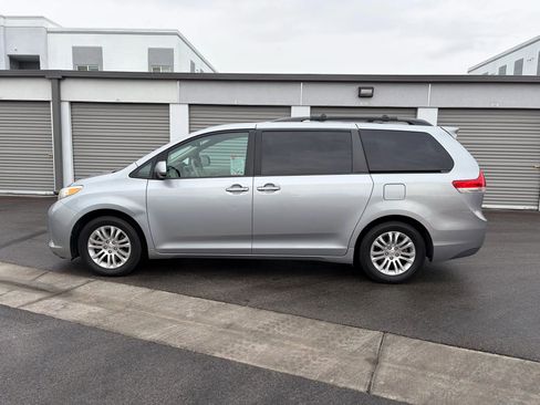 Used 2011 Toyota Sienna XLE image 7