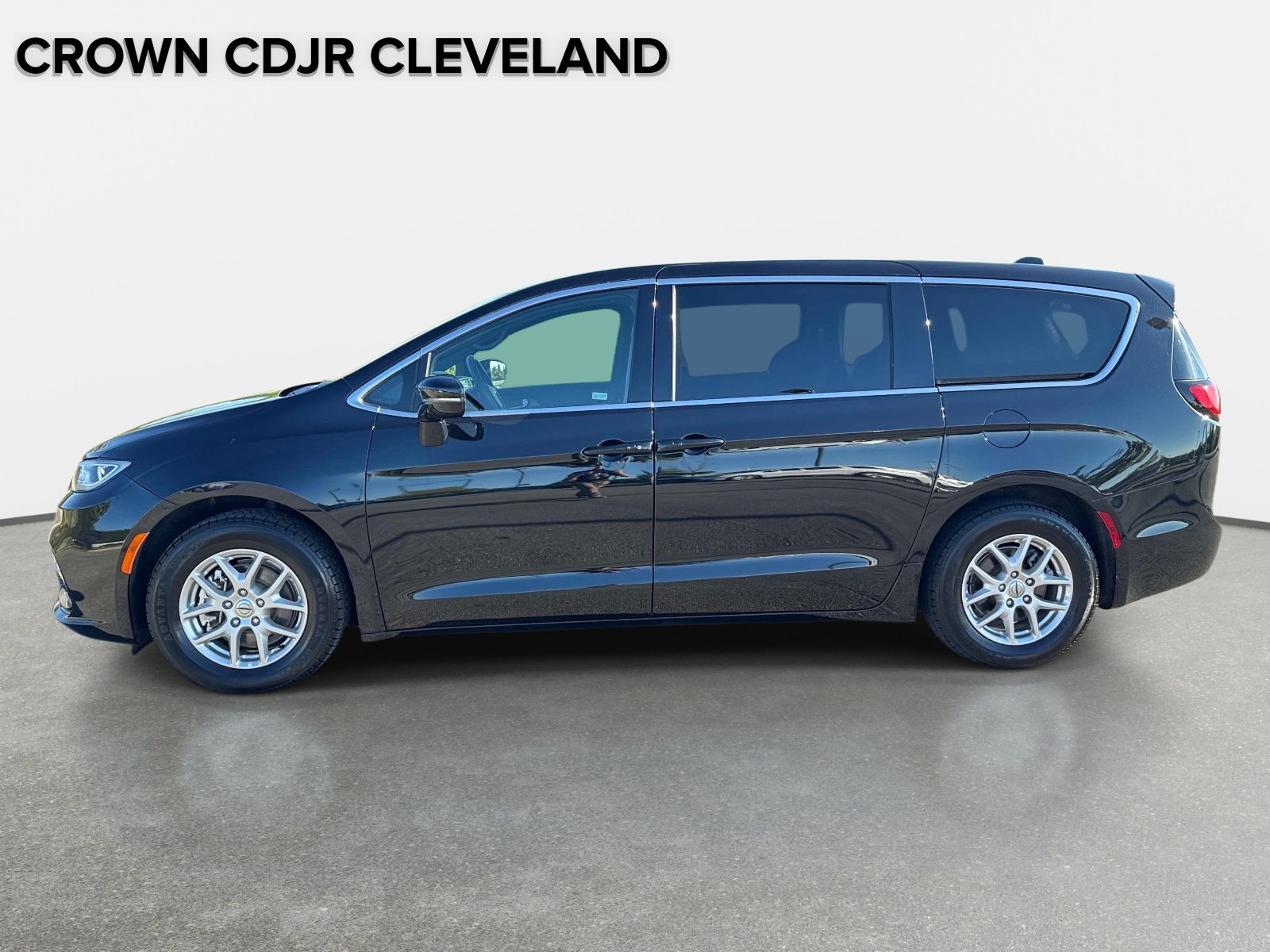 Used 2025 Chrysler Pacifica Select FWD image 7