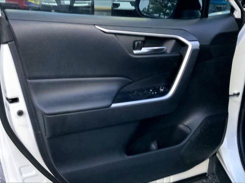 Used 2020 Toyota RAV4 XLE image 20