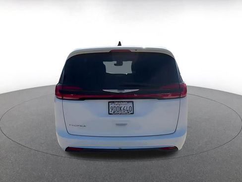 Used 2023 Chrysler Pacifica Touring-L FWD image 12