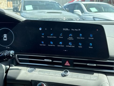 Used 2025 Hyundai Elantra SEL image 12