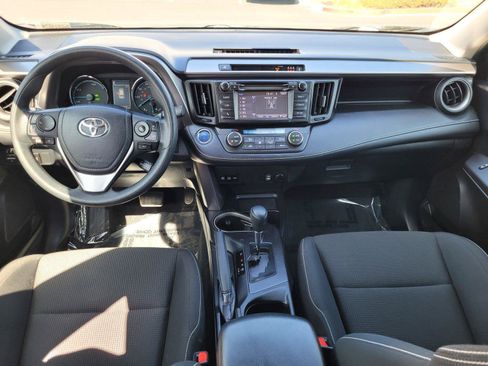 Used 2018 Toyota RAV4 LE AWD/4WD image 16