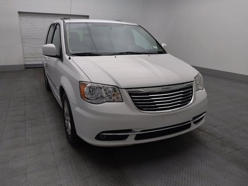 Used 2016 Chrysler Town & Country Touring image 14
