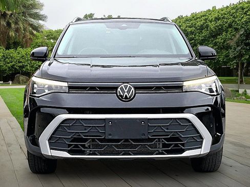 Used 2025 Volkswagen Taos SE AWD/4WD image 2