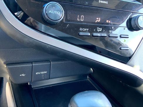 Used 2020 Toyota Camry SE image 32