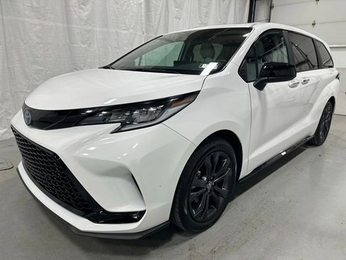 Used 2025 Toyota Sienna XSE image 3