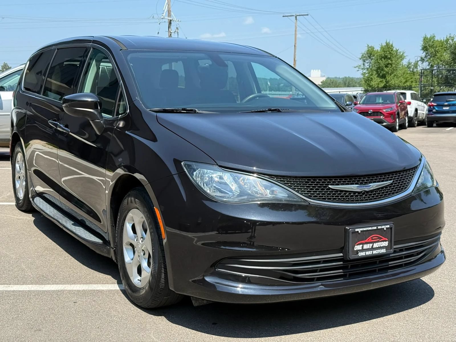 Used 2017 Chrysler Pacifica LX w/ Tire & Wheel Group FWD image 7