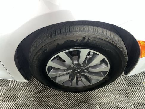 Used 2023 Chrysler Pacifica Touring-L image 10