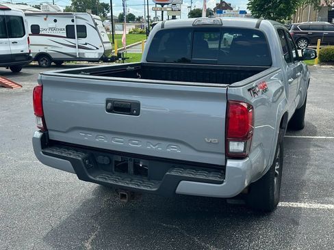 Used 2018 Toyota Tacoma TRD Sport AWD/4WD image 5