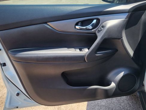 Used 2016 Nissan Rogue S FWD image 25