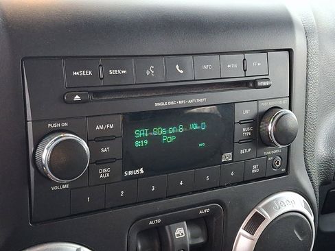 Used 2016 Jeep Wrangler Unlimited Rubicon image 16