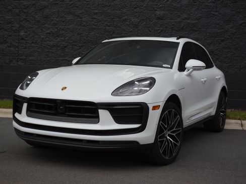 Certified 2026 Porsche Macan AWD/4WD image 43